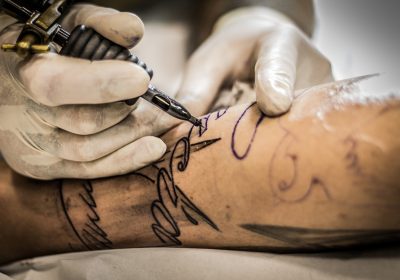 Encres de tatouage : Les composés les plus toxiques enfin interdits en Europe